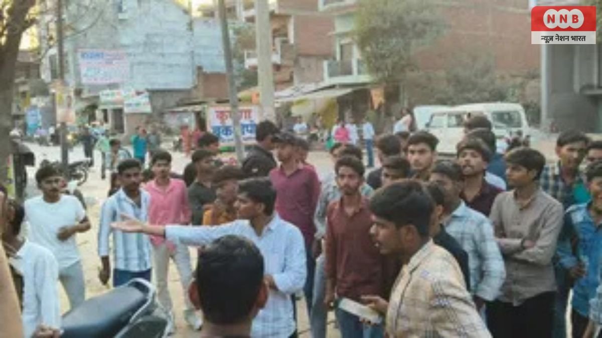 UP Board Exam : डलमऊ में बोर्ड परीक्षा केंद्र पर बवाल, कॉपियां फाड़ने के आरोप से छात्रों में आक्रोश 1 UP Board Exam