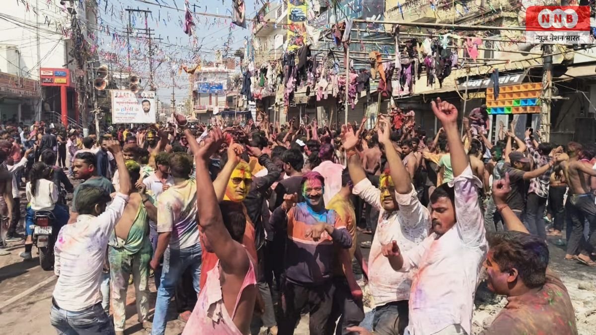 Raebareli : रायबरेली के घंटाघर चौराहे पर धूमधाम से खेली गई ‘कपड़ा फाड़ होली’, डीजे की धुन पर थिरके हजारों युवा 1 Raebareli