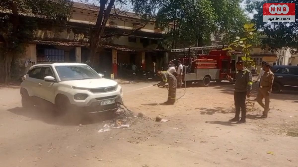 रायबरेली कलेक्ट्रेट परिसर में खड़ी कार में लगी अचानक आग, मची अफरा-तफरी 1 Raebareli