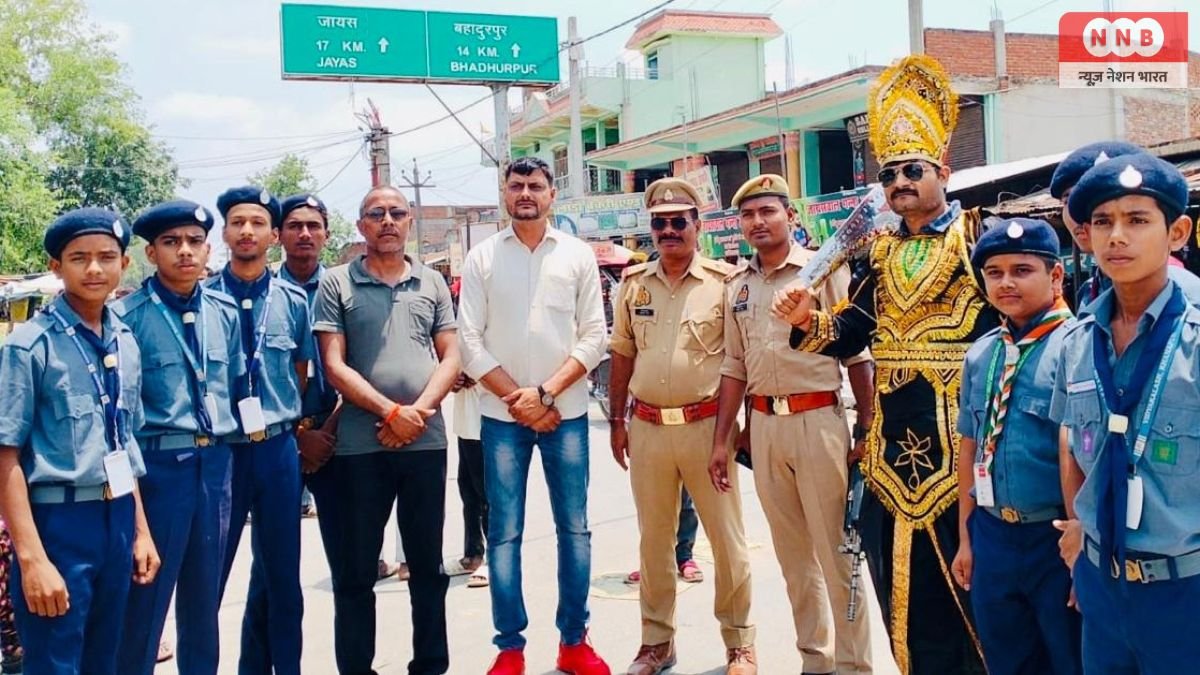 अमेठी: ‘यमराज’ के साथ सड़क पर उतरे स्कूली बच्चे, चलाया सड़क सुरक्षा जागरूकता अभियान; हेलमेट पहनने का दिलाया संकल्प 1 Amethi