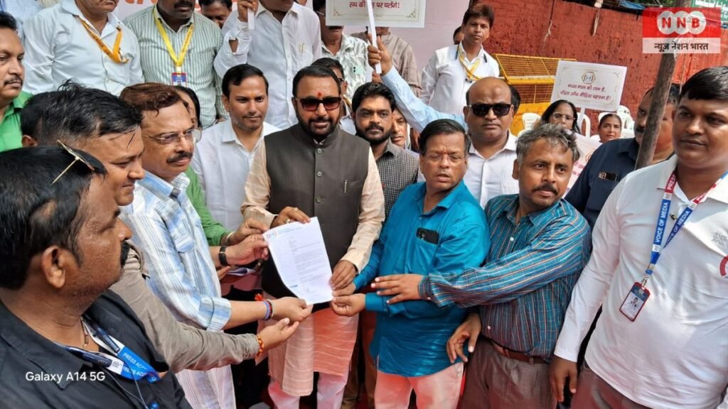 पत्रकारों व Voice of Media संगठन की मांगों पर केंद्र सरकार सकारात्मक, रक्षा खडसे और प्रतापराव जाधव की मध्यस्थता से Voice of Media का अनशन समाप्त 2 केंद्रीय राज्यमंत्री प्रतापराव जाधव अनशन समाप्त कराने के लिए आंदोलन स्थल पर पहुंचे। उन्होंने पत्रकारों की मांगों का ज्ञापन स्वीकार किया और मांगों पर सकारात्मक निर्णय का आश्वासन देते हुए आंदोलनकारियों से अनशन समाप्त करने की अपील की।