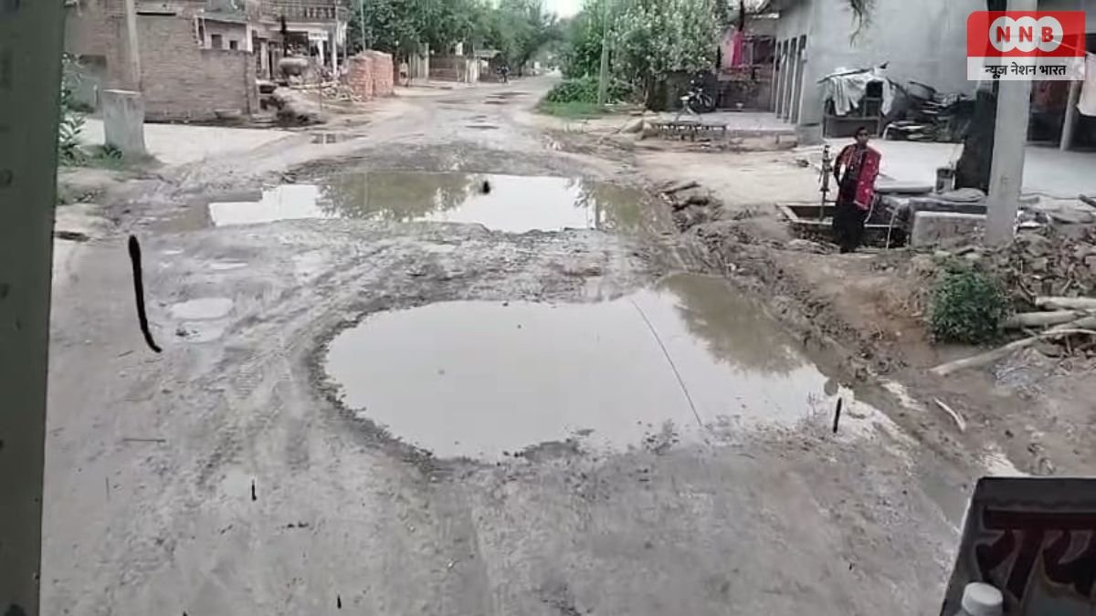 Raebareli News: उत्तरपारा-विश्वनाथगंज मुख्य सड़क गड्ढों में हुई तब्दील, हर सफर बना खतरे का सफर; ग्रामीणों ने वीडियो वायरल कर तत्काल मरम्मत की उठाई मांग 1 Raebareli