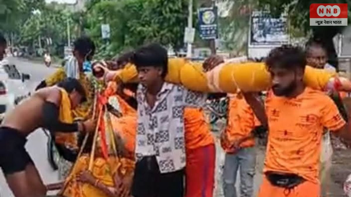 Farrukhabad Kanwar Yatra: 95 साल की दादी को कांवड़ में बैठाकर 80 किमी पैदल निकला पोता, बोला- मन्नत पूरी हुई तो दादी को खुद कराऊंगा गंगाजल से अभिषेक 1 Farrukhabad Kanwar Yatra