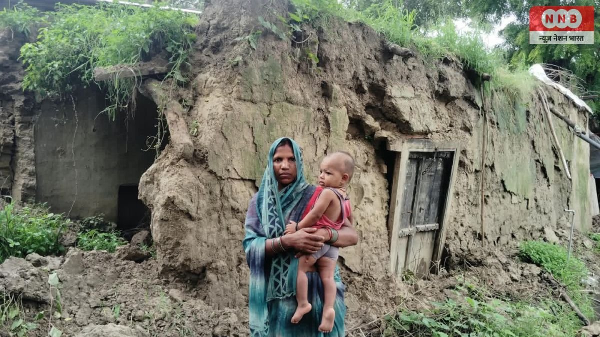Raebareli: बारिश में गरीब का कच्चा आशियाना ढहा, परिवार खुले आसमान के नीचे 1 Raebareli
