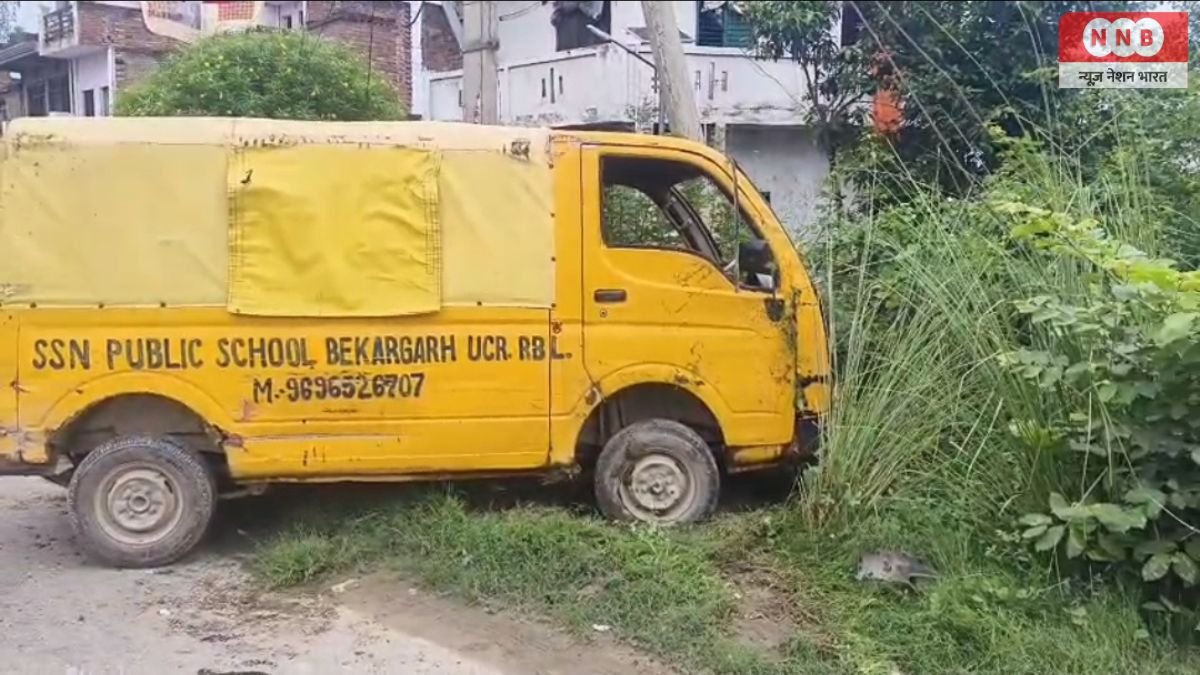 Raebareli: पुलिया से टकराकर पलटी स्कूली वैन, मची चीख-पुकार 1 Raebareli