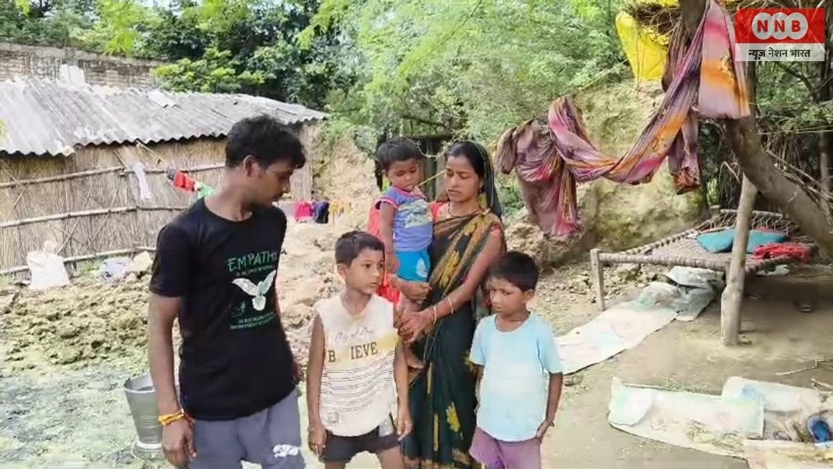Raebareli: पूरे आशाराम के पुरवा में लगातार बारिश में गरीब मजदूर की कच्ची दीवार और झोपड़ी ढही, बाल-बाल बचा परिवार 1 Raebareli