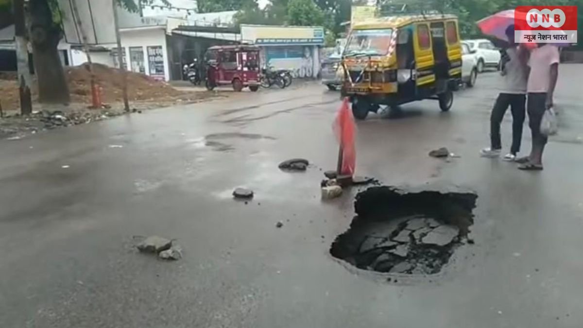 Raebareli: एक महीने में उखड़ने लगी PWD की सड़क! जेल रोड पर गड्ढे ने खोली निर्माण गुणवत्ता की पोल, जांच की उठी मांग 1 Raebareli