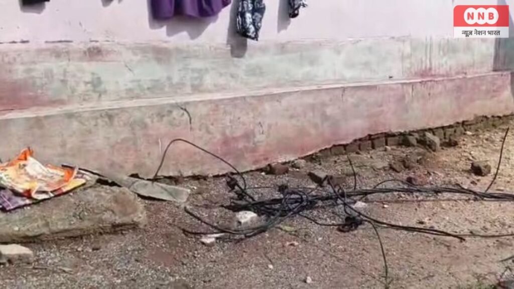 Ramgarh: 11 हजार वोल्ट का बिजली तार गिरने से कई बच्चे घायल, घरों के बिजली उपकरण जले 2 News Nation Bharat 1 51