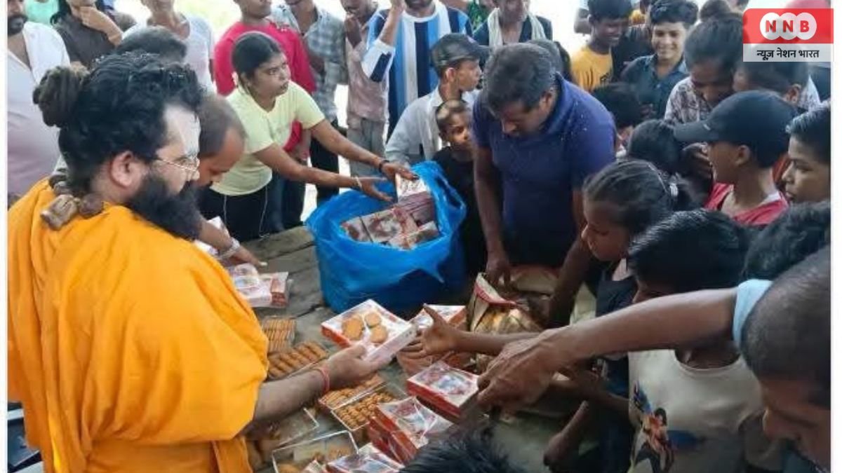 Farrukhabad Flood: फर्रुखाबाद में बाढ़ के बीच गांव पहुंचे संत ईश्वर दास, पीड़ित परिवारों को बांटी राहत सामग्री 1 Farrukhabad Flood