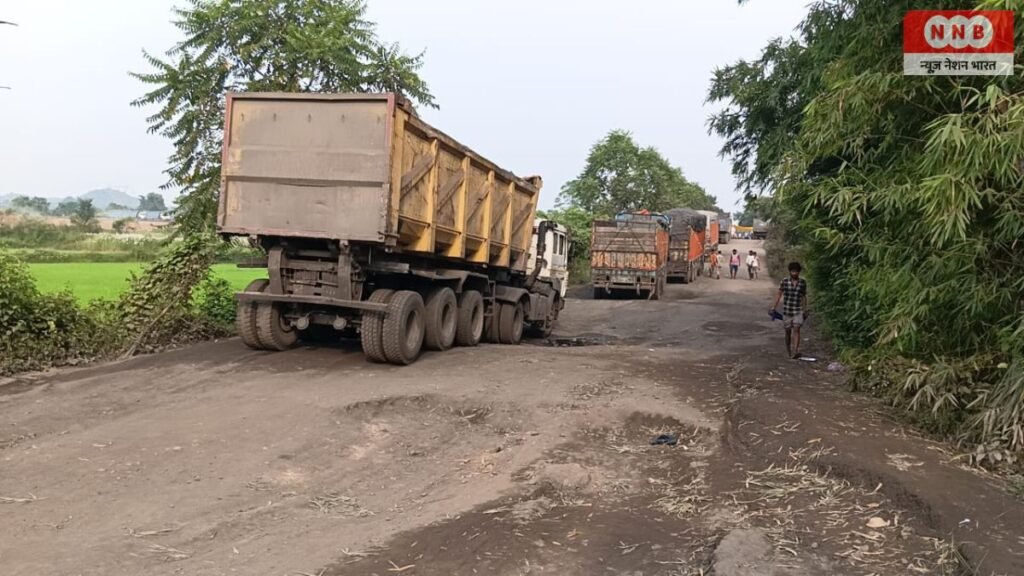 Ramgarh News: गिद्दी-नयामोड़ जर्जर सड़क के खिलाफ ग्रामीणों का अनिश्चितकालीन धरना 2 News Nation Bharat 2 3
