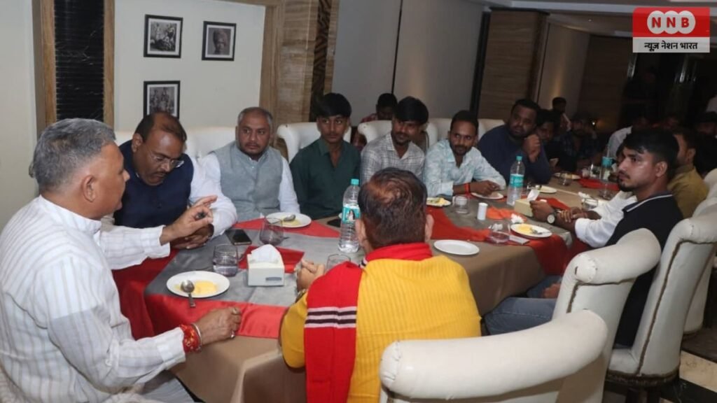 विकसित भारत संकल्प यात्रा: इंदौर में बिहार के इंफ्लूएंसर दल ने इंदर सिंह परमार से की मुलाकात 2 News Nation Bharat 2 32