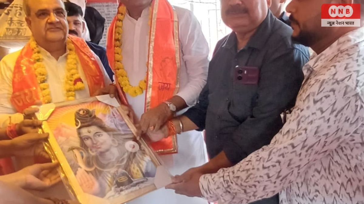 Raebareli: उपमुख्यमंत्री के साथ कैबिनेट मंत्री व राज्यमंत्री ने पवन पुत्र की चौखट पर टेका माथा, लिया आशीर्वाद 1 Raebareli
