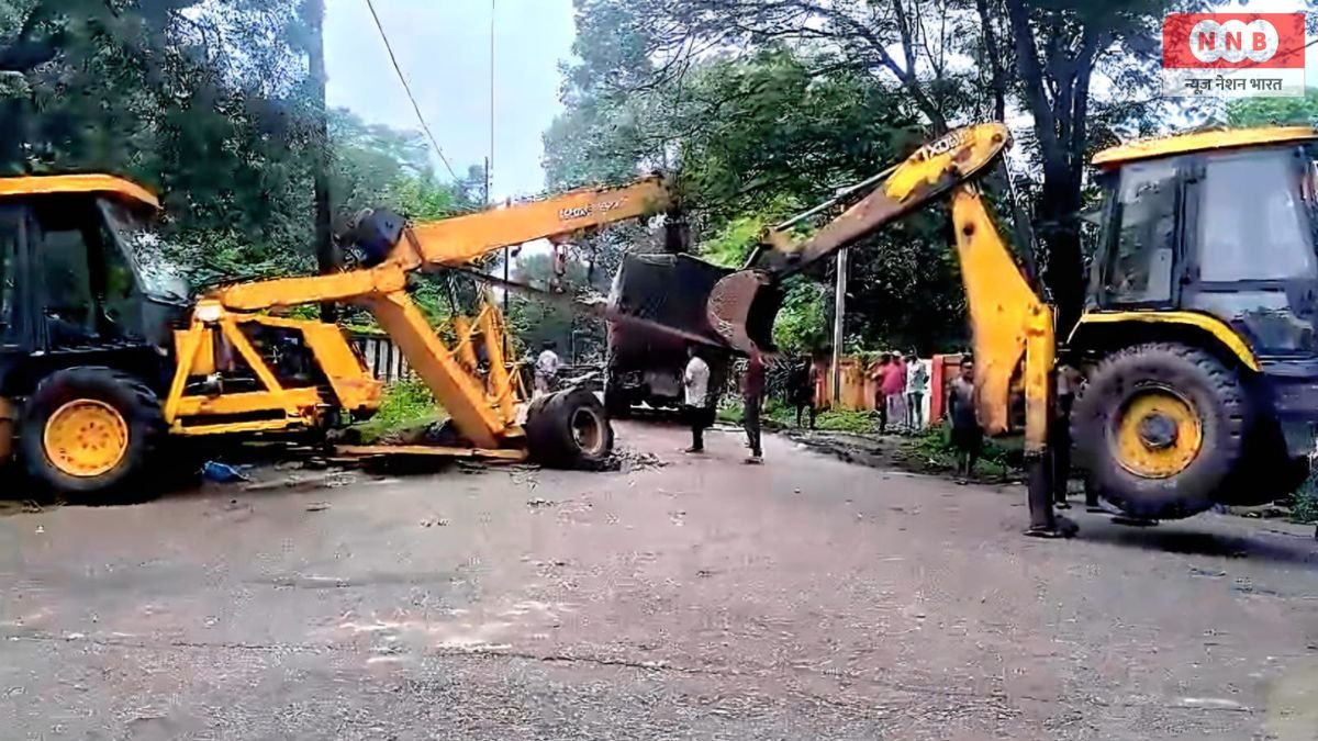 Bokaro Thermal: ट्रक निकालने पहुंची हाइड्रा भी गड्ढे में धंसी, असंतुलित हुई तो युवक ने लगाई छलांग 1 Bokaro Thermal