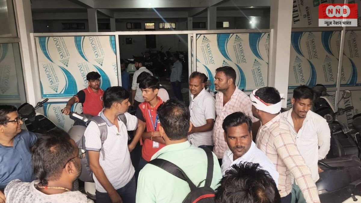 रायबरेली में EV सर्विस को लेकर फूटा ग्राहकों का गुस्सा, Ola सेंटर पर हंगामा; महीनों से खड़ी स्कूटियों ने बढ़ाई परेशानी 1 Ola Electric Scooter