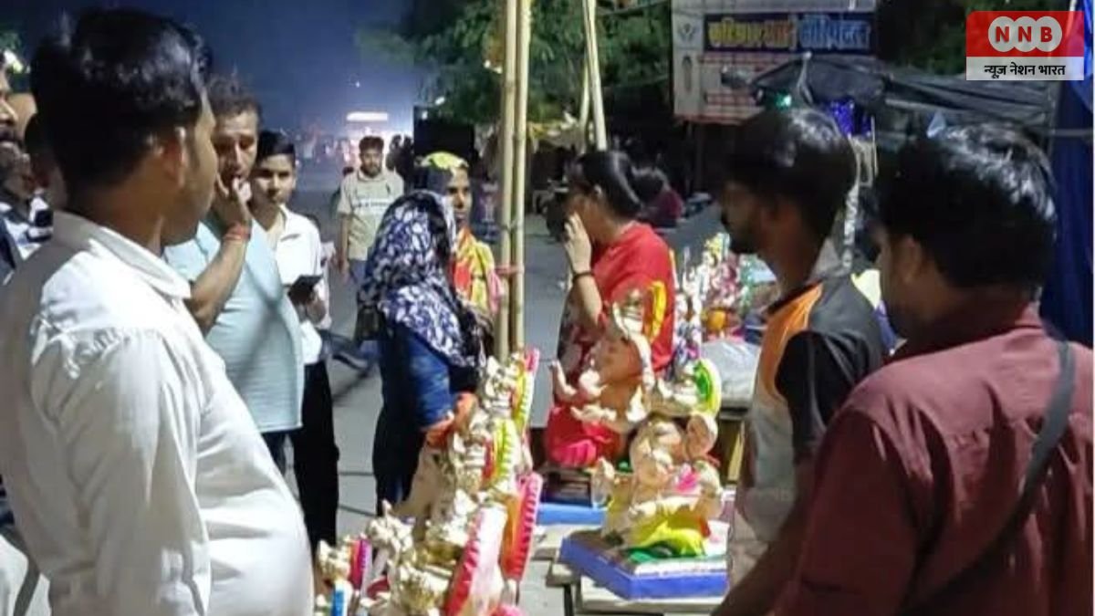 Ganesh Chaturthi 2026: ढोल-नगाड़ों की थाप पर घर-घर पहुंचे गणपति बप्पा, रात 11 बजे तक गुलजार रहा मूर्ति बाजार 1 Ganesh Chaturthi 2026