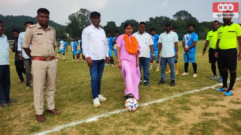 Bokaro News: खेलों से निखरता है युवाओं का व्यक्तित्व, टीटीपीएस मैदान में दशहरा फुटबॉल टूर्नामेंट शुरू 2 News Nation Bharat 1 23