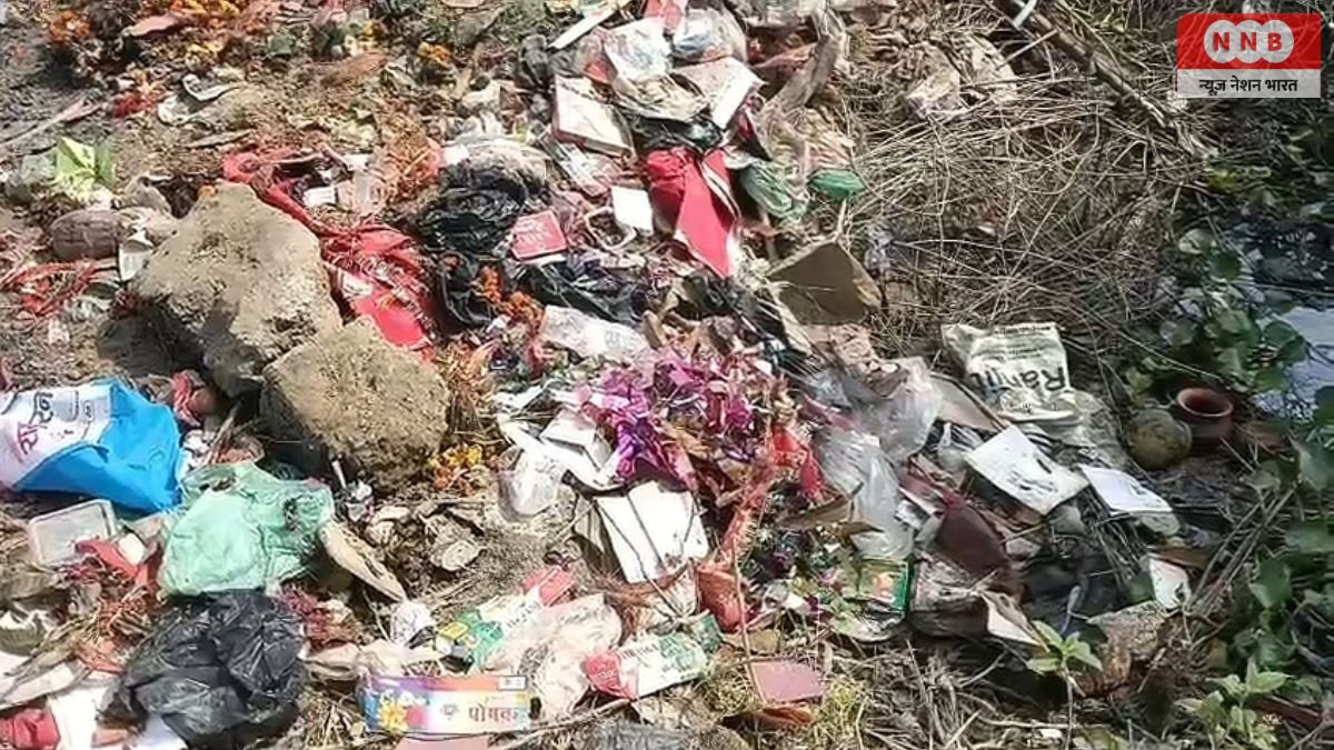 Raebareli: साईं नदी का जलस्तर घटा तो बाहर दिखने लगीं विसर्जित मूर्तियां, लोगों ने उठाए सवाल 1 Raebareli