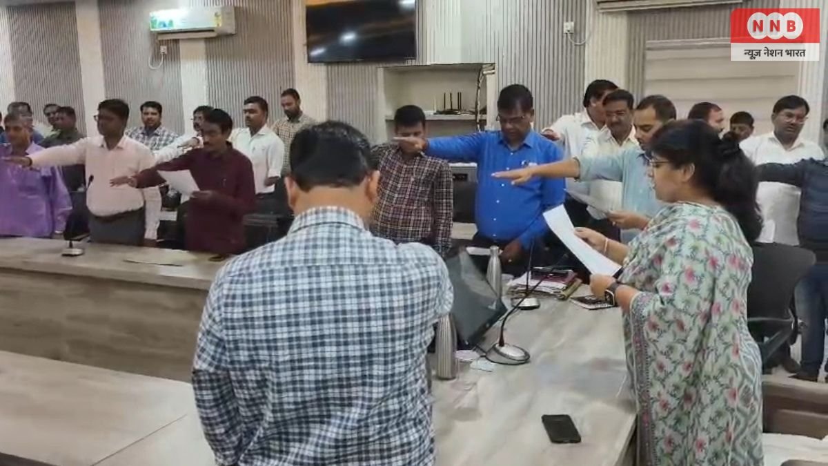 Raebareli: विकास भवन में सरदार पटेल की जयंती पर डीएम ने किया माल्यार्पण, अधिकारियों और कर्मचारियों को दिलाई राष्ट्रीय एकता की शपथ 1 Raebareli