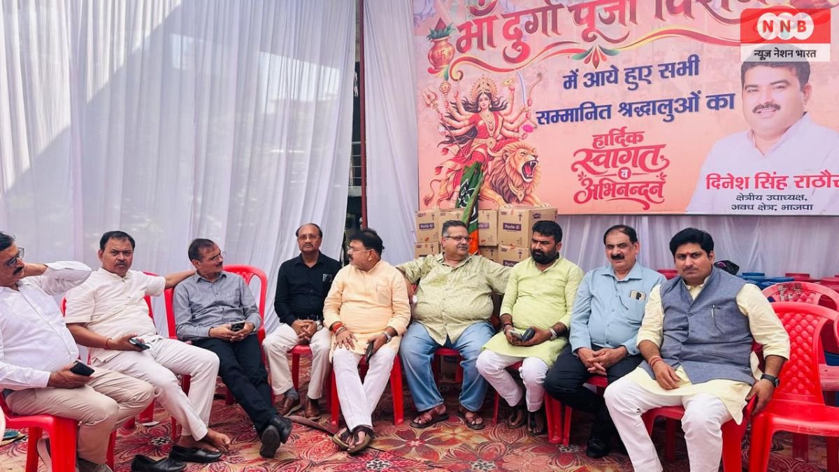 Raebareli: राजघाट पर मूर्ति विसर्जन के दौरान श्रद्धालुओं के लिए भाजपा के क्षेत्रीय उपाध्यक्ष दिनेश सिंह राठौर ने की जलपान और बैठने की व्यवस्था 1 Raebareli