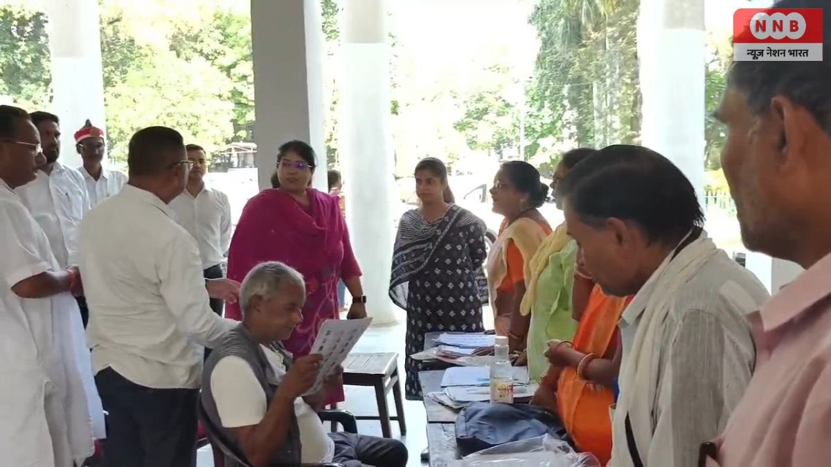 Raebareli: फिरोज गांधी डिग्री कॉलेज में विशेष मतदाता पंजीकरण शिविरों का डीएम ने किया निरीक्षण, पात्र नागरिकों के नाम मतदाता सूची में जोड़ने के निर्देश 1 Raebareli