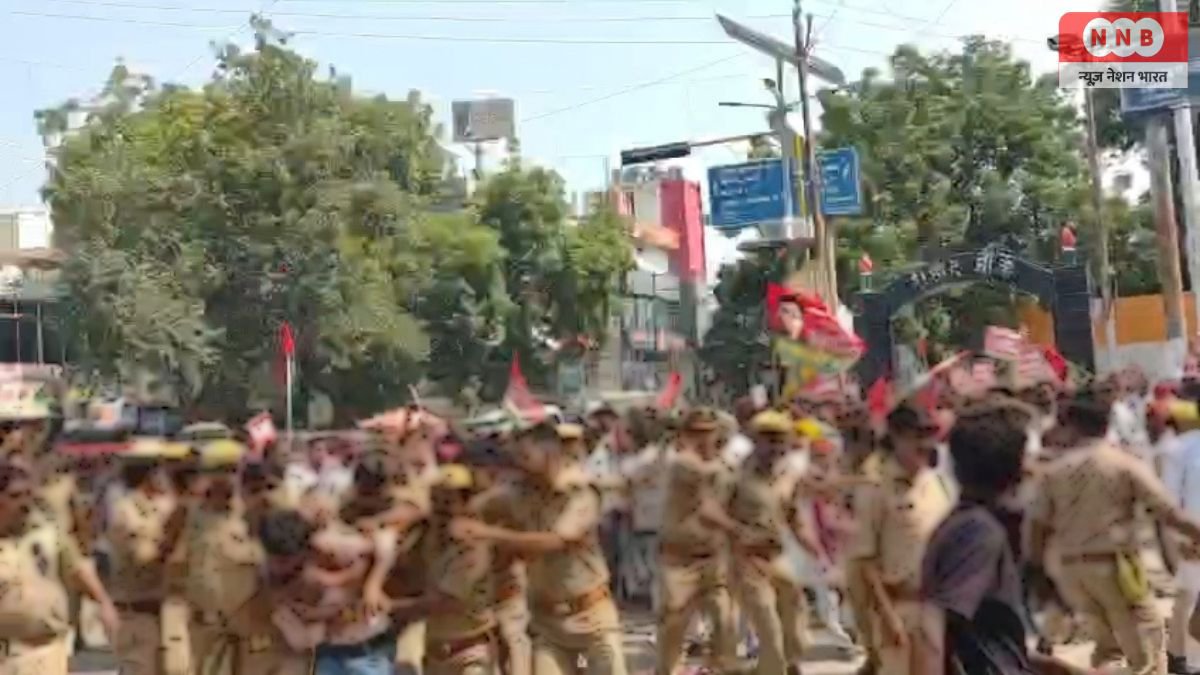 Raebareli News: रायबरेली में सपा कार्यकर्ताओं पर पुलिस की कार्रवाई का वीडियो वायरल, पुतला दहन के दौरान मची अफरा-तफरी 1 Raebareli